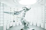 Braço robótico branco em exposição, imagem ilustrativa da automação de equipamentos.