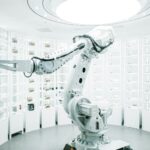 Braço robótico branco em exposição, imagem ilustrativa da automação de equipamentos.