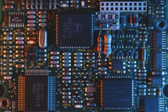 Detalhe de uma placa de circuito eletrônico, imagem ilustrativa de infraestrutura tecnológica.