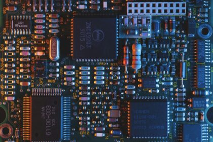 Detalhe de uma placa de circuito eletrônico, imagem ilustrativa de infraestrutura tecnológica.