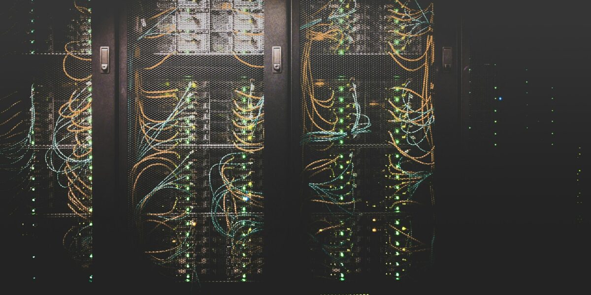 Infraestrutura de servidores e conexões de rede em um data center.