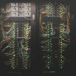 Infraestrutura de servidores e conexões de rede em um data center.