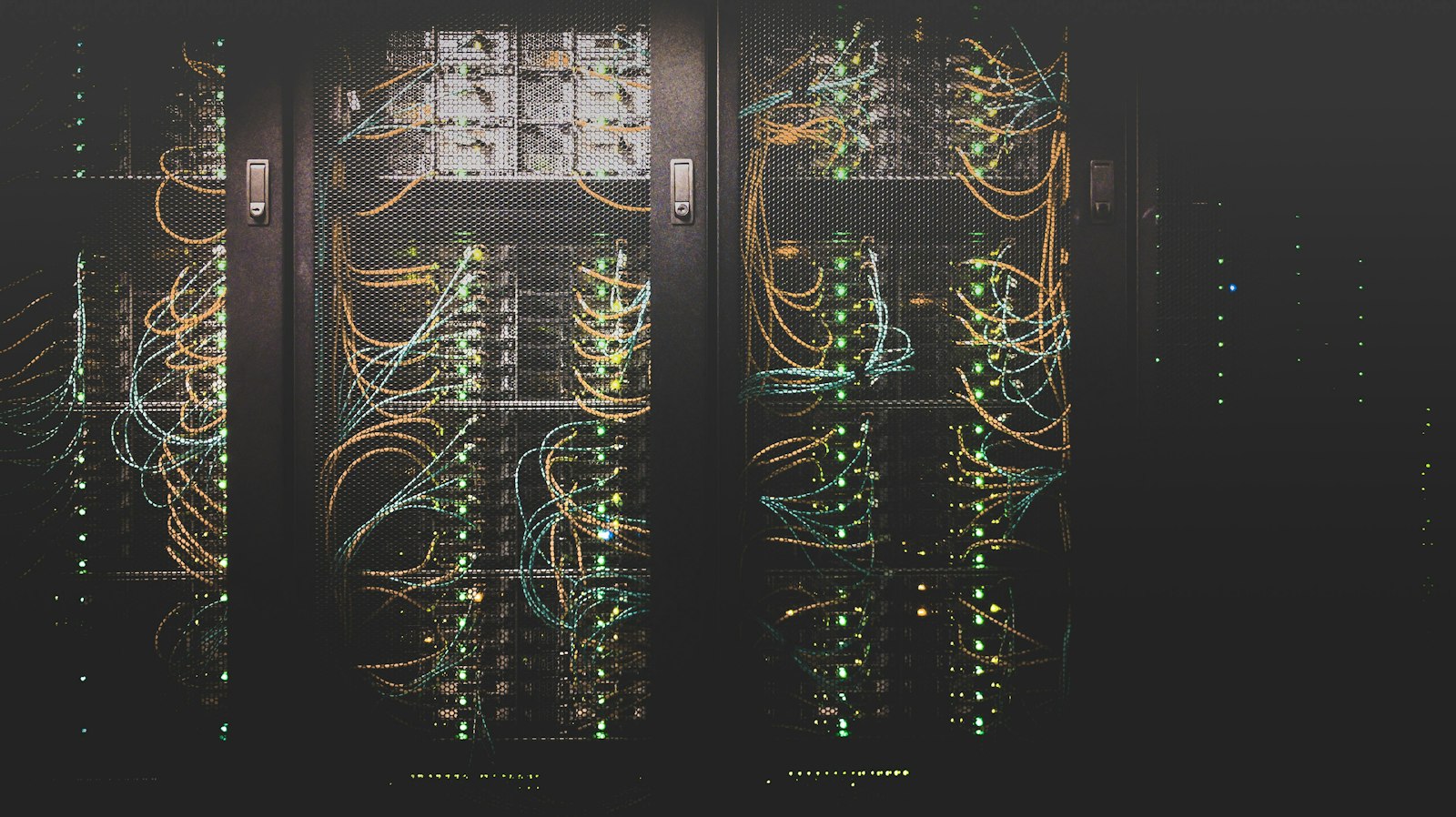 Infraestrutura de servidores e conexões de rede em um data center.